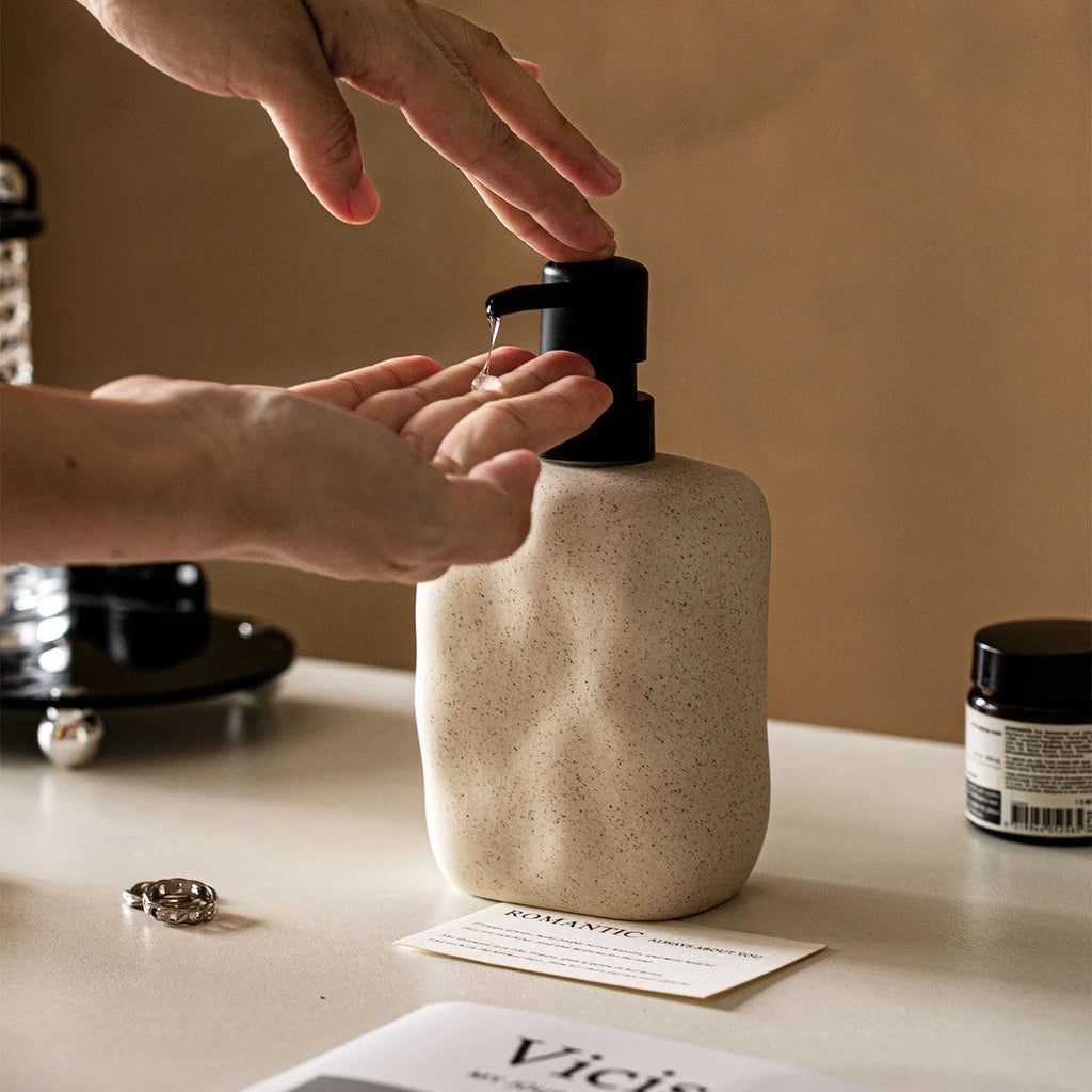 Wabi-Sabi Keramik – Minimalistischer Seifen- & Lotionspender