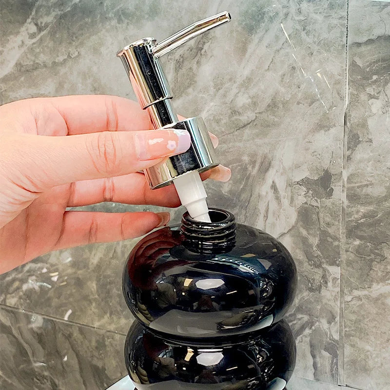 Mid-Century Keramik Seifenspender „Bubbles“ – Skulpturales Design für Bad & Küche