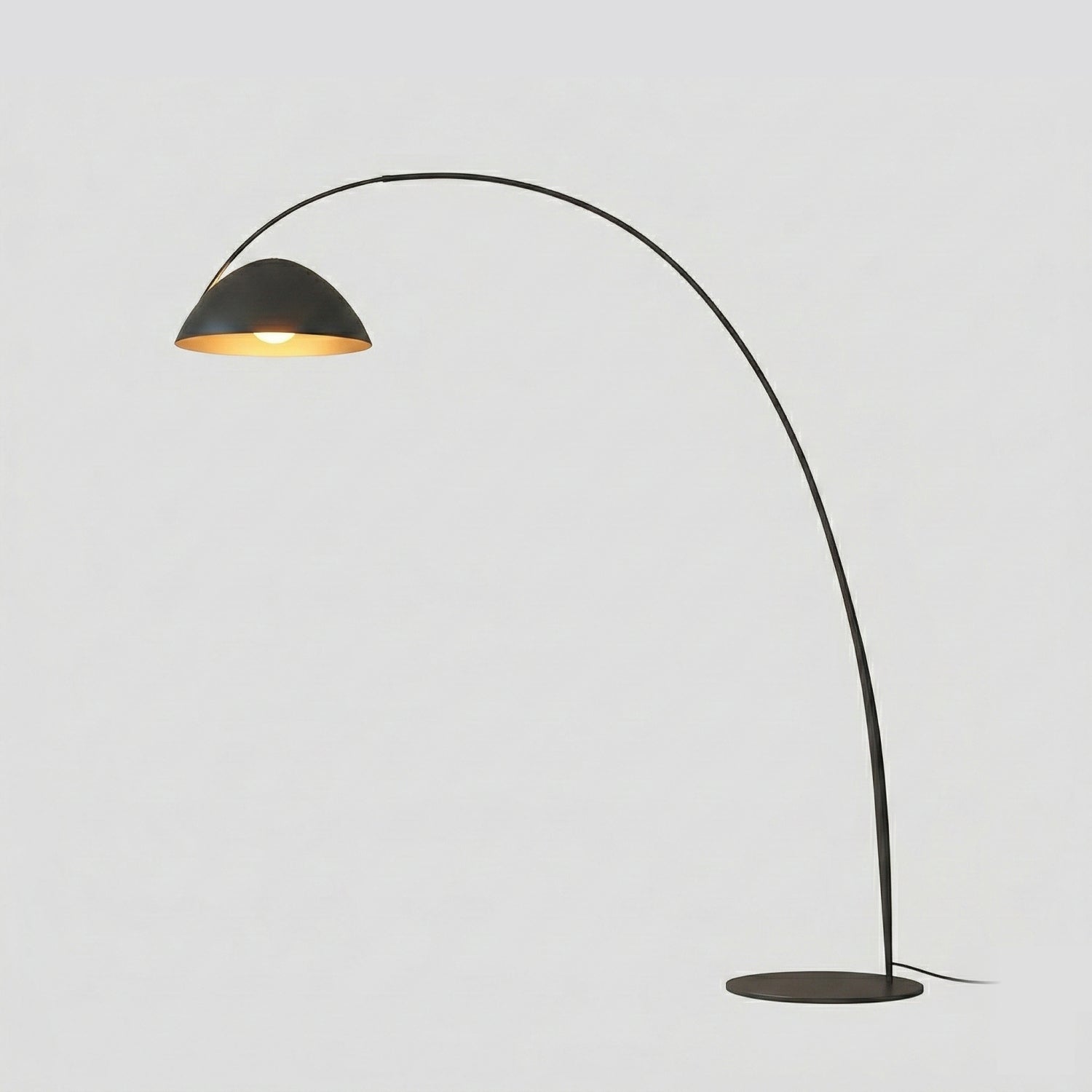Mid-Century Design Bogenlampe „Arca“ – Minimalistische Stehleuchte in Mattschwarz